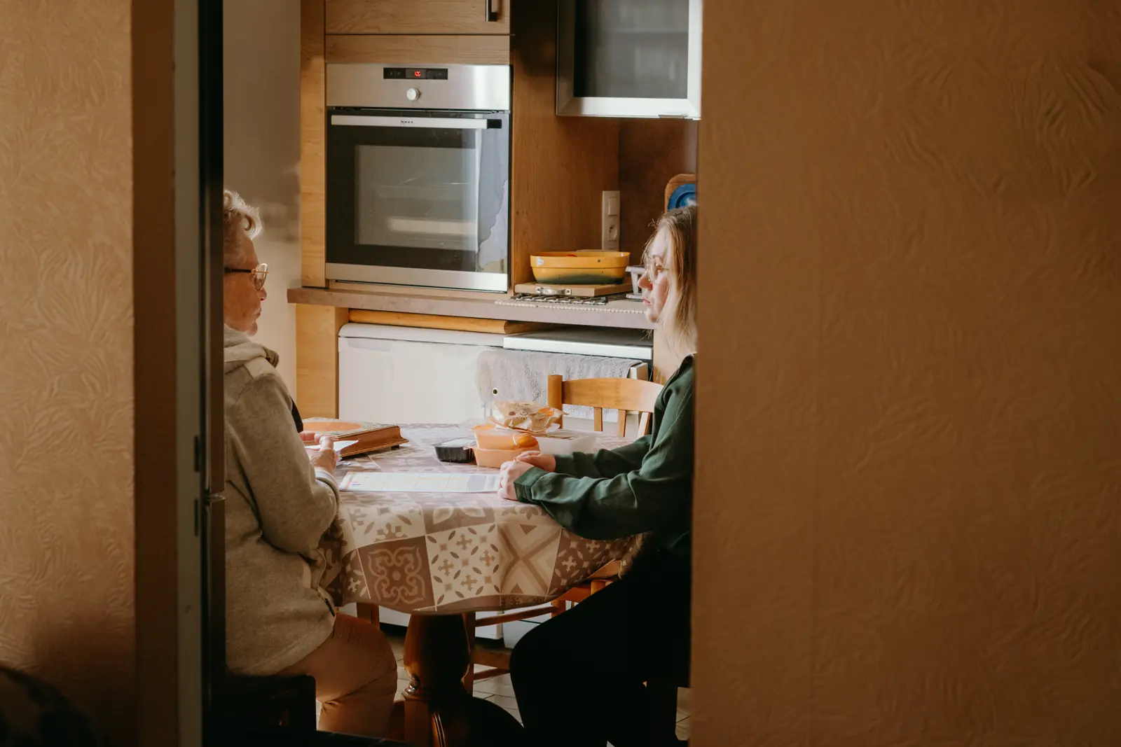 Une membre de l’équipe Delacourt échange avec une bénéficiaire à son domicile